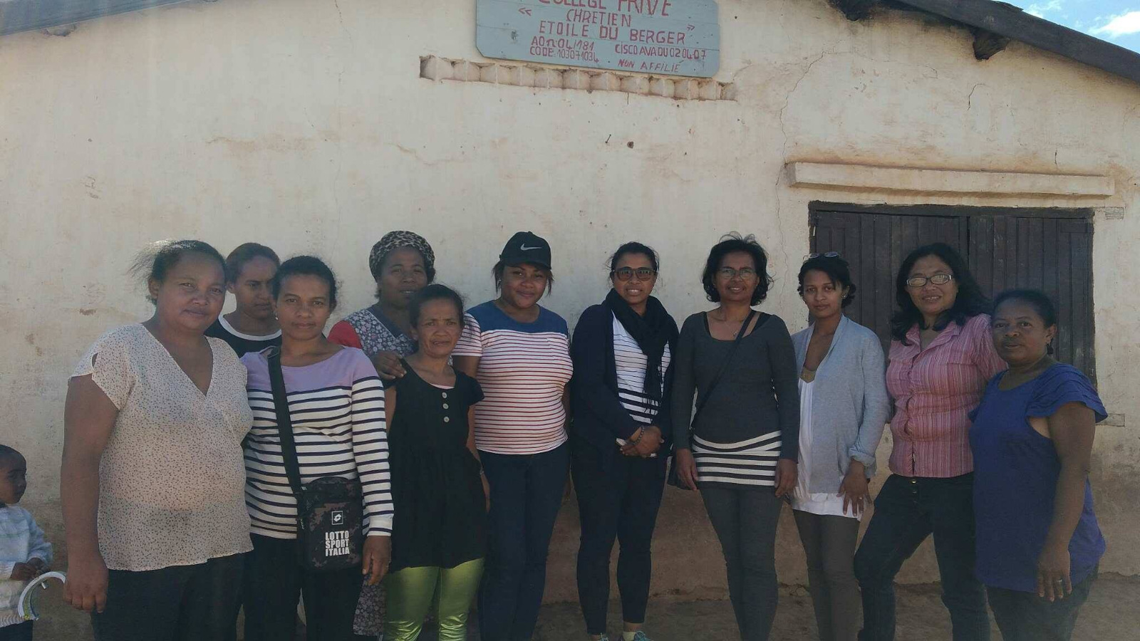 Enfants recevant des fournitures scolaires de Kilonga Tafita