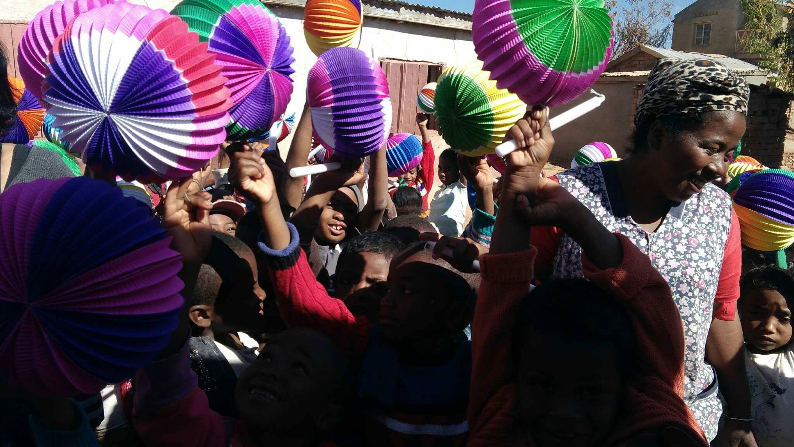 Photo 13 — enfants et équipe de Kilonga Tafita sur le terrain