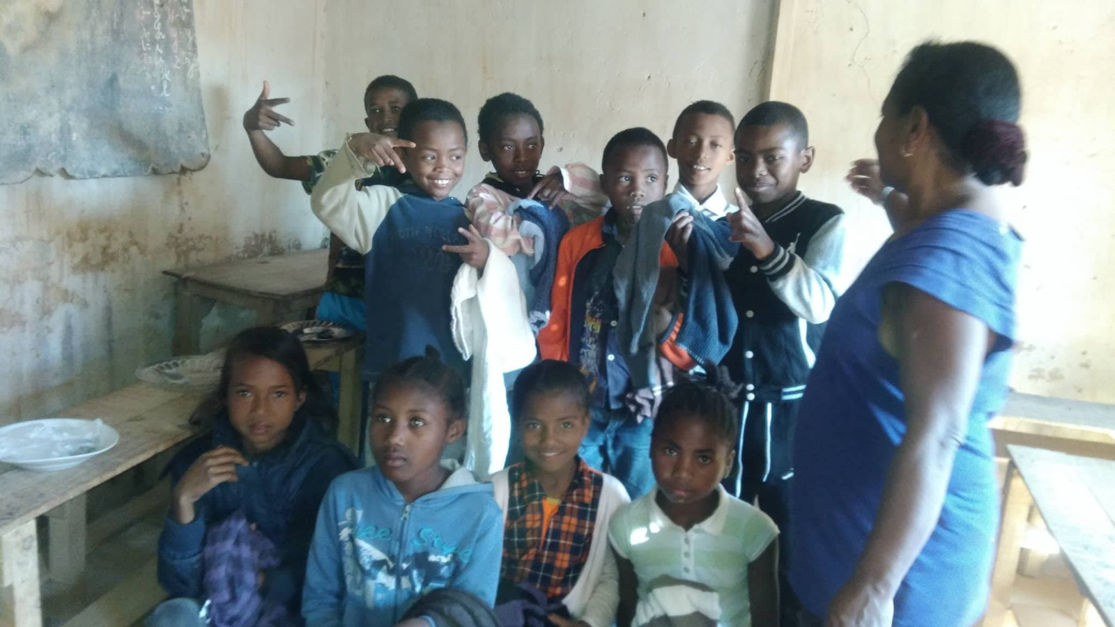 Photo 15 — enfants et équipe de Kilonga Tafita sur le terrain