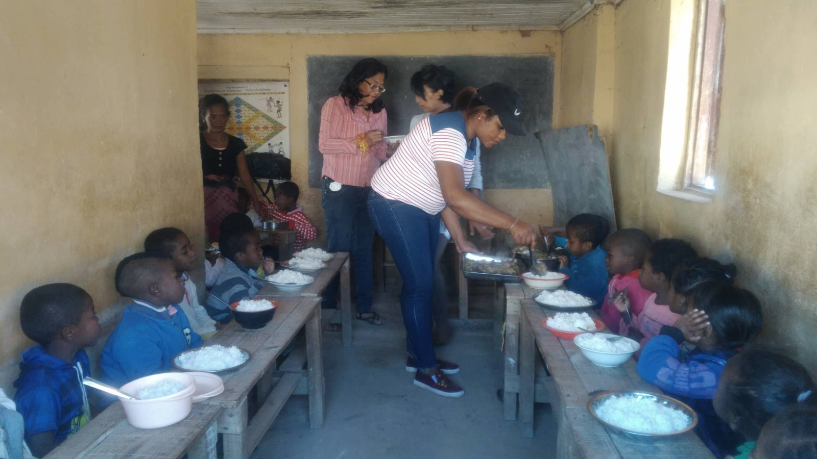 Photo 22 — enfants et équipe de Kilonga Tafita sur le terrain