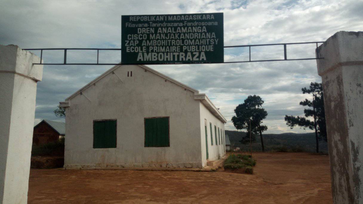 Photo 34 — enfants et équipe de Kilonga Tafita sur le terrain