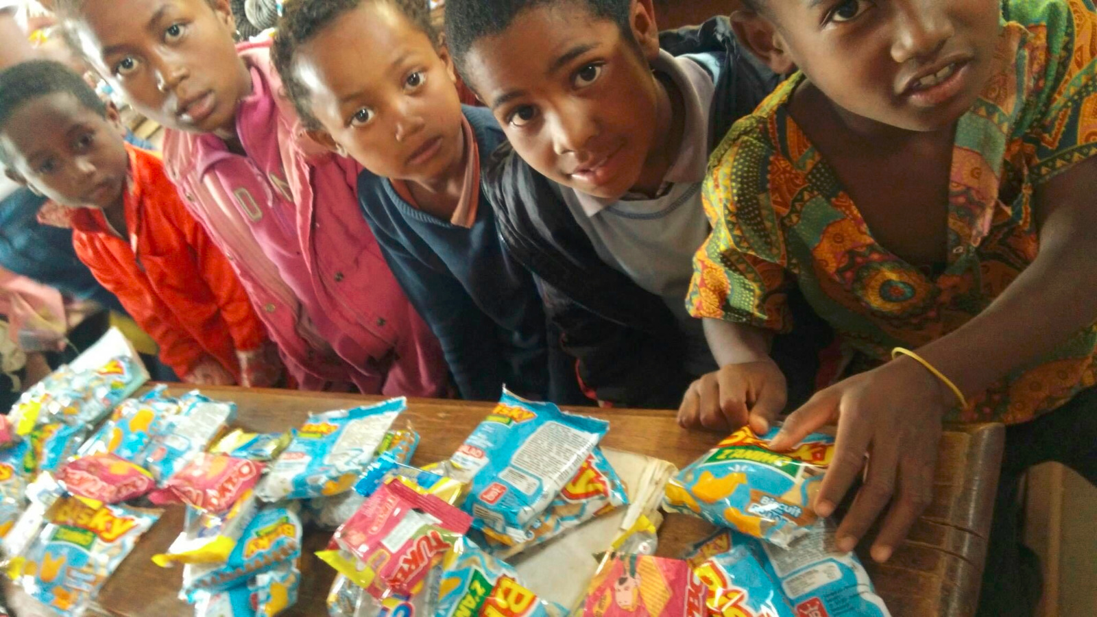 Photo 36 — enfants et équipe de Kilonga Tafita sur le terrain