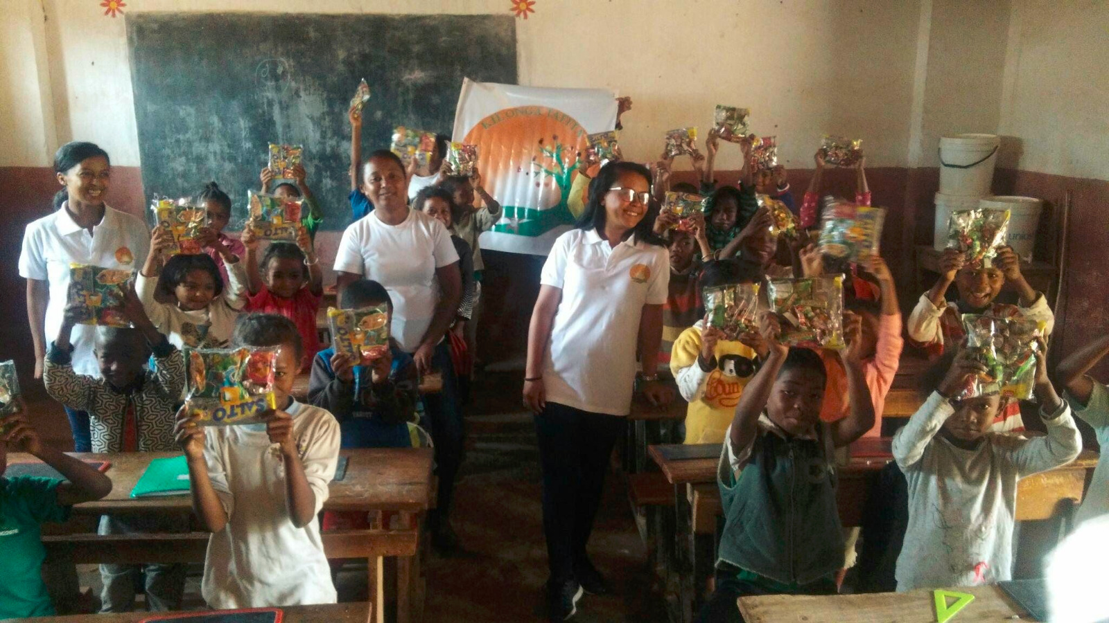 Photo 37 — enfants et équipe de Kilonga Tafita sur le terrain