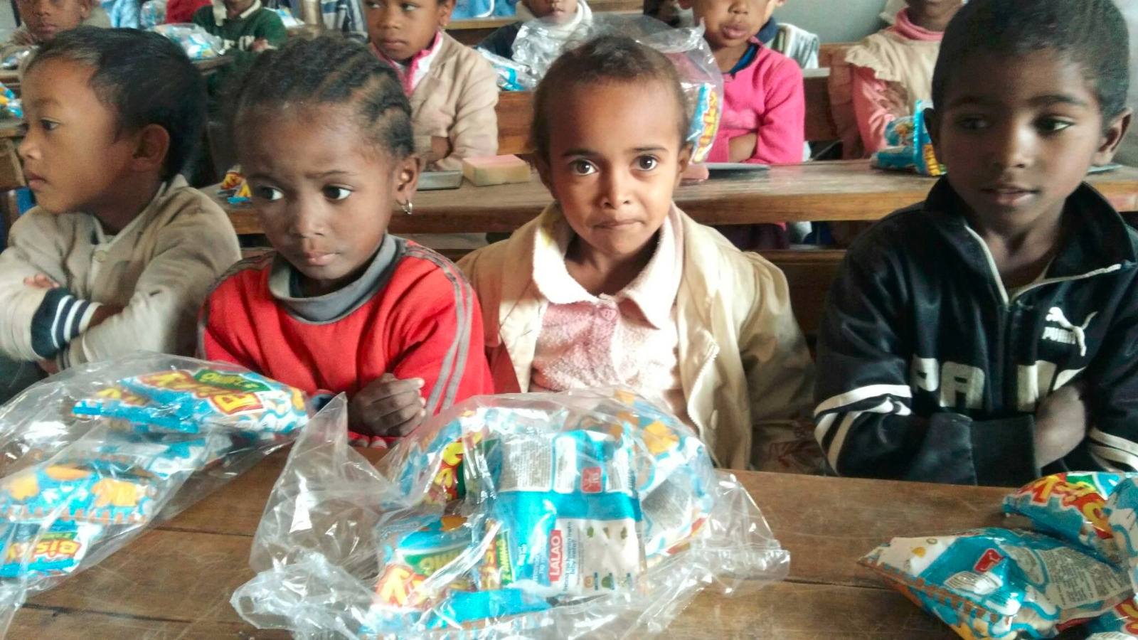 Photo 38 — enfants et équipe de Kilonga Tafita sur le terrain