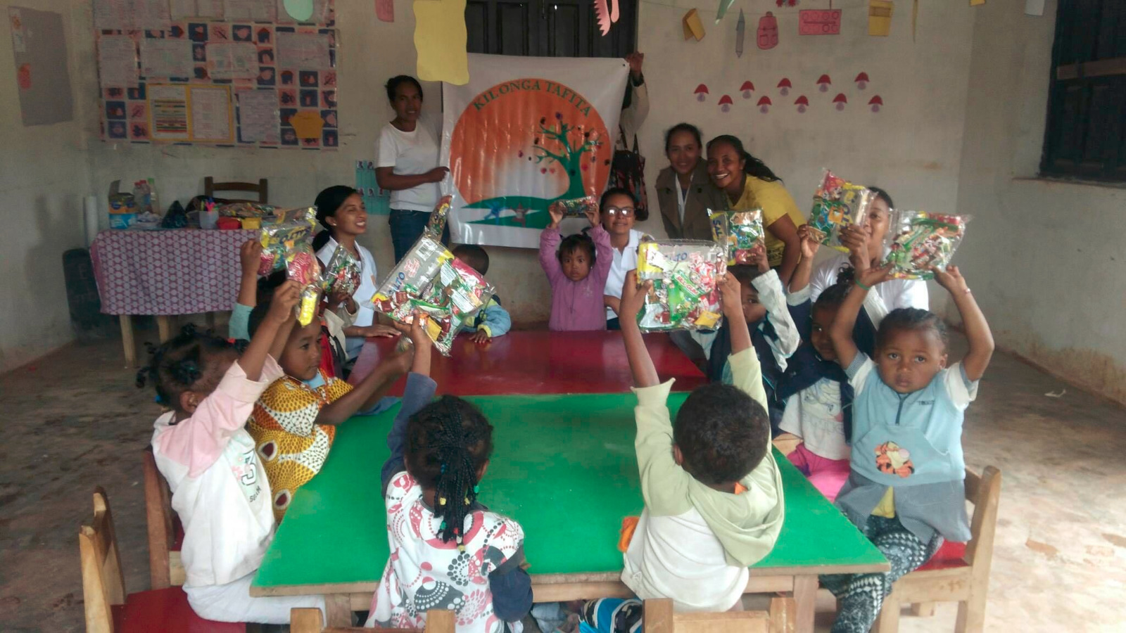 Photo 39 — enfants et équipe de Kilonga Tafita sur le terrain
