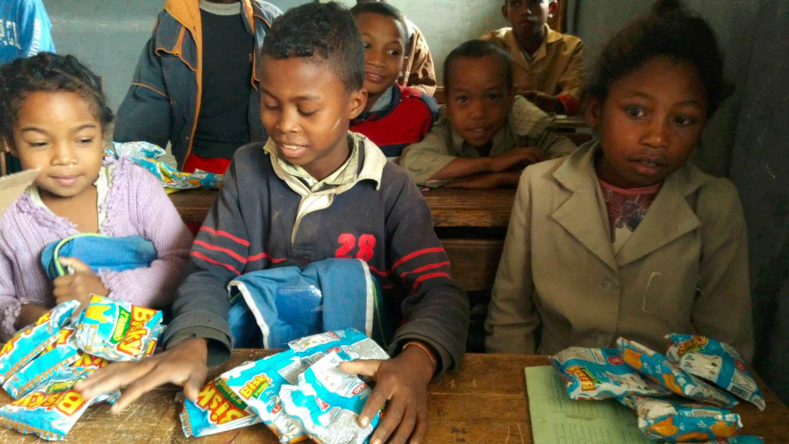 Photo 41 — enfants et équipe de Kilonga Tafita sur le terrain