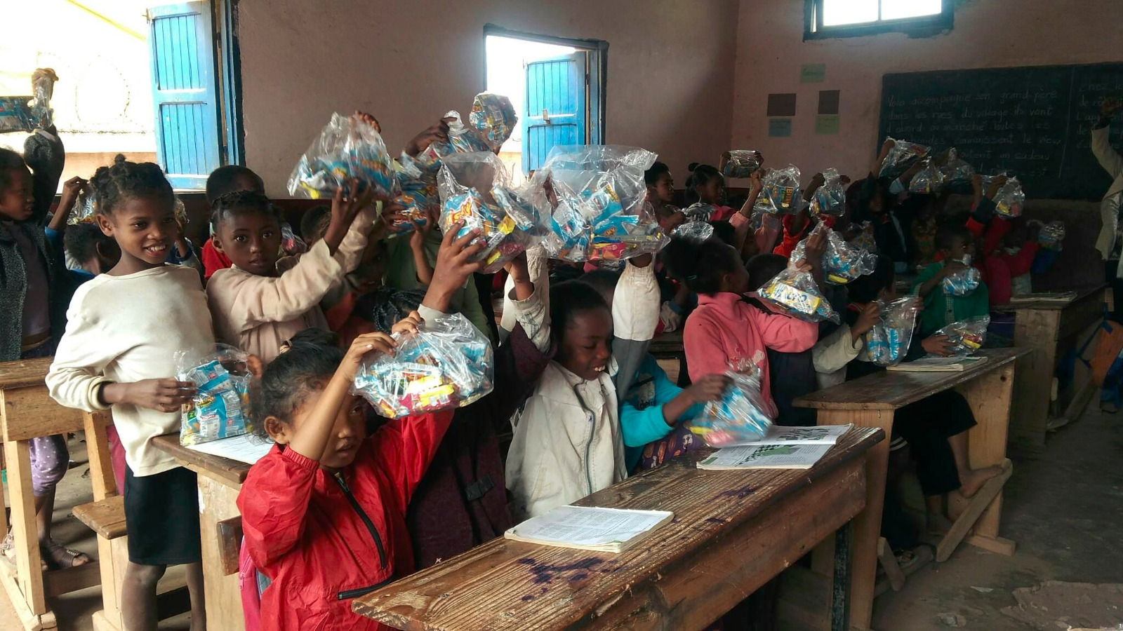 Photo 42 — enfants et équipe de Kilonga Tafita sur le terrain