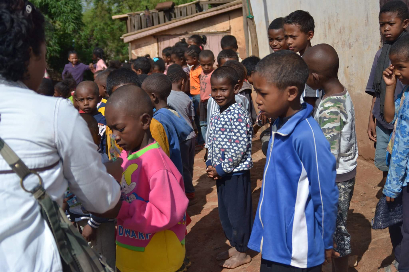 Membres de l'équipe Kilonga Tafita avec des enfants