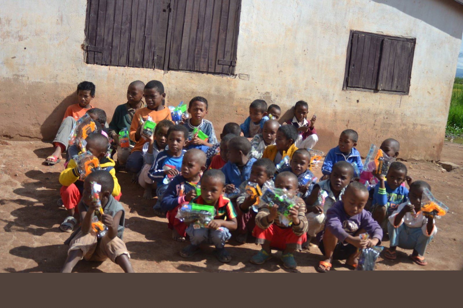 Photo 8 — enfants et équipe de Kilonga Tafita sur le terrain