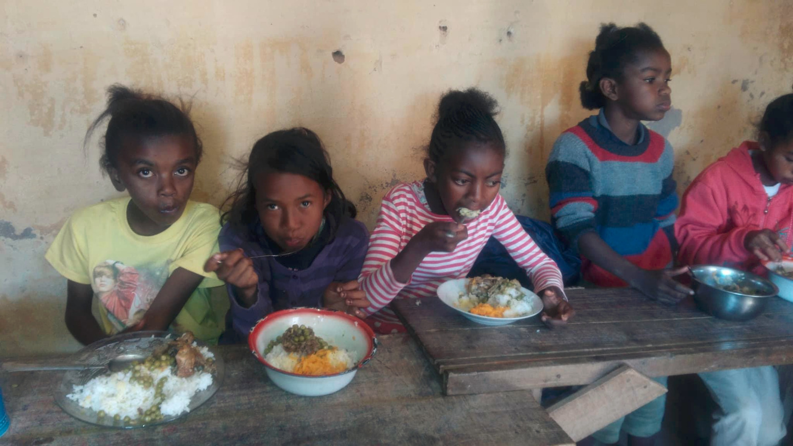 Photo 9 — enfants et équipe de Kilonga Tafita sur le terrain